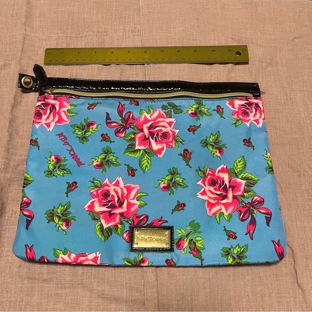 Betsey Johnson Teal Roses Pre-Owned Cosmetic Travel Pouch zipper lined gold